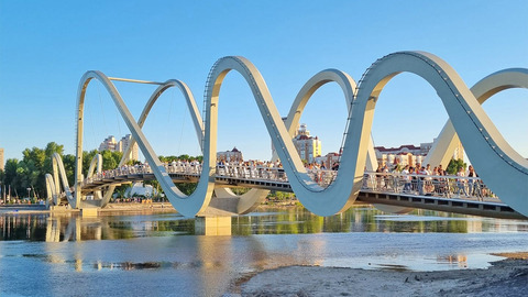 УКРСТАЛЬ КОНСТРУКЦИЯ завершила реализацию металлоконструкций моста-волны в парке Наталка в Киеве